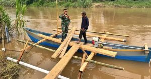 Jembatan Ambruk, Babinsa Koramil 1313 Marisa Bantu Penyeberangan Warga