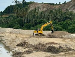 Penambang Lokal Lakukan Normalisasi Sungai dan Bangun Tanggul di Buntulia