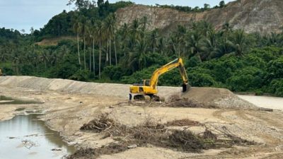 Penambang Lokal Lakukan Normalisasi Sungai dan Bangun Tanggul di Buntulia