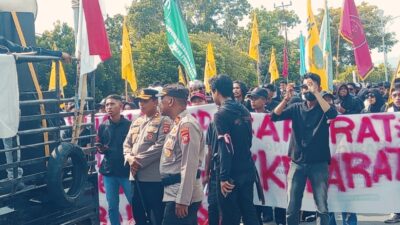 Kapolres Pohuwato Pikat Perhatian, Jalan Bersama Rombongan Massa Aksi