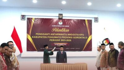 KPU RI Lantik Toyibin sebagai PAW Anggota KPU Pohuwato