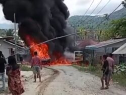 BREAKING NEWS: Mobil Muat Solar Terbakar di Dekat Kantor Desa Hulawa Pohuwato
